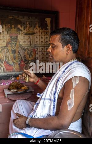 Priester, der Rituale in einem Tempel im Goverdan Ecovillage, Maharashtra, Indien, durchführt Stockfoto