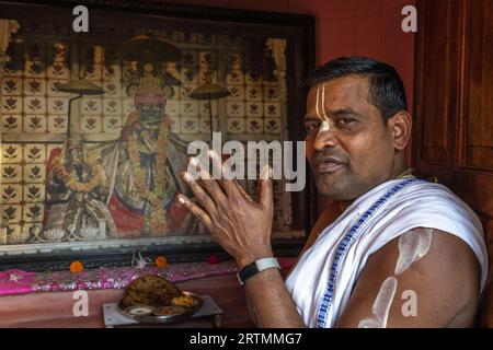 Priester in einem Tempel in Goverdan Ecovillage, Maharashtra, Indien Stockfoto