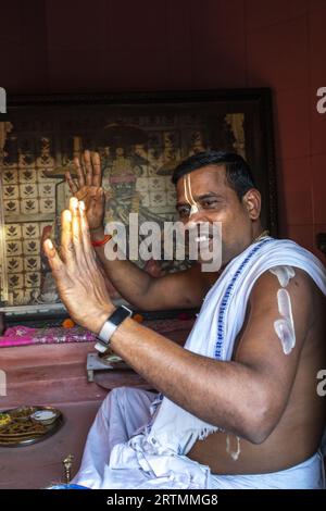 Priester in einem Tempel in Goverdan Ecovillage, Maharashtra, Indien Stockfoto