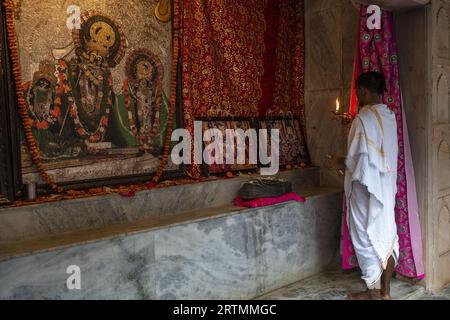 Priester, der Rituale in einem Tempel im Goverdan Ecovillage, Maharashtra, Indien, durchführt Stockfoto