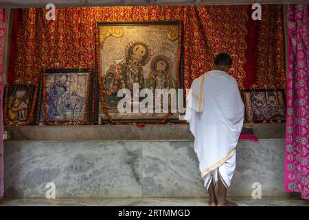 Priester, der Rituale in einem Tempel im Goverdan Ecovillage, Maharashtra, Indien, durchführt Stockfoto