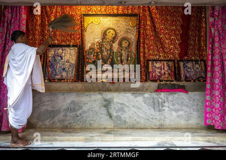 Priester, der Rituale in einem Tempel im Goverdan Ecovillage, Maharashtra, Indien, durchführt Stockfoto