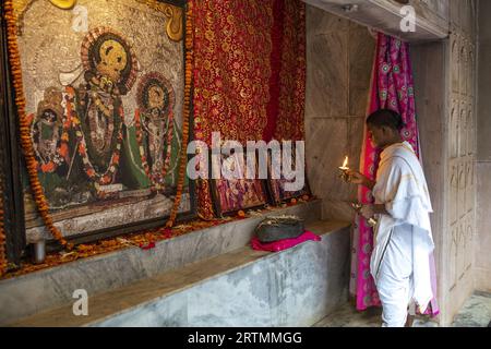 Priester, der Rituale in einem Tempel im Goverdan Ecovillage, Maharashtra, Indien, durchführt Stockfoto