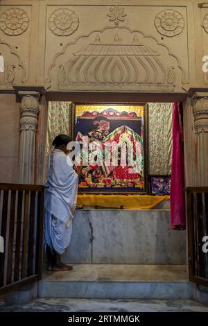 Priester, der Rituale in einem Tempel im Goverdan Ecovillage, Maharashtra, Indien, durchführt Stockfoto