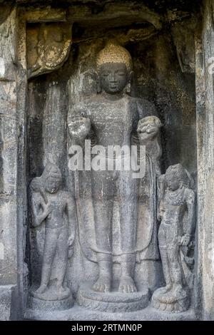 Ajanta-Höhlen, UNESCO-Weltkulturerbe in Maharashtra, Indien. Skulpturen an der Fassade der Höhle Nr. 26 Stockfoto