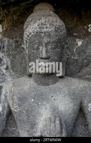Ajanta-Höhlen, UNESCO-Weltkulturerbe in Maharashtra, Indien. Höhle Nr. 26. Nahaufnahme des Buddhakopfes Stockfoto