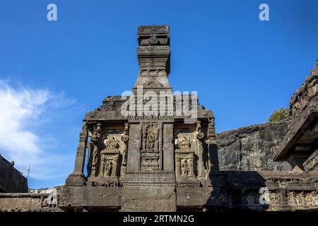 Ellora-Höhlen, UNESCO-Weltkulturerbe in Maharashtra, Indien. Steinsäule Diya Stambha im Kailash-Tempel Stockfoto