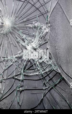 Defekter Fensterbereich der verlassenen Fabrik. Wirtschaftskrise. Nahaufnahme. Valgrisenche. Italien. Stockfoto
