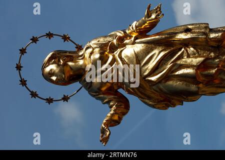 Goldene Jungfrau-Statue mit Sternen. Valgrisenche. Italien. Stockfoto