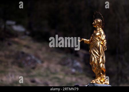 Goldene Jungfrau-Statue mit Sternen. Valgrisenche. Italien. Stockfoto