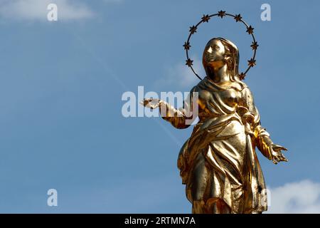 Goldene Jungfrau-Statue mit Sternen. Valgrisenche. Italien. Stockfoto