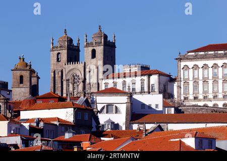 Panoramaaussicht auf das historische Viertel Ribeira mit SE Kathedrale und Bischofspalast. Porto. Portugal. Stockfoto