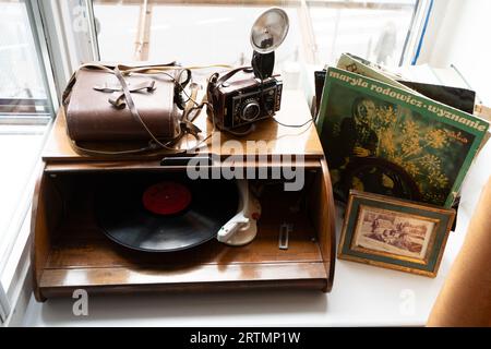 Alte Fotokamera START 66 mit Blitz und Objektiv. Plattenspieler, Grammophon. Vinyl-Schallplatte. Polen, Warschau - 28. Juli 2023. Stockfoto