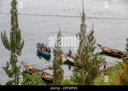 Fischerboote, die zum Ufer des Kivu-Sees, Karongi, Ruanda zurückkehren Stockfoto