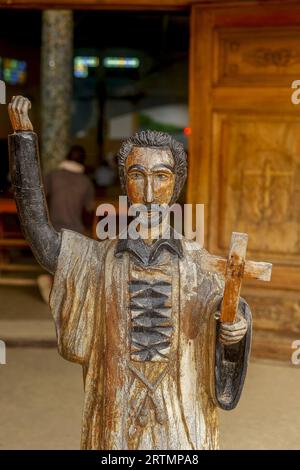 Statue des Heiligen Franz Xavier vor der katholischen Kirche des Heiligen Franz Xavier, Fadiouth, Senegal Stockfoto