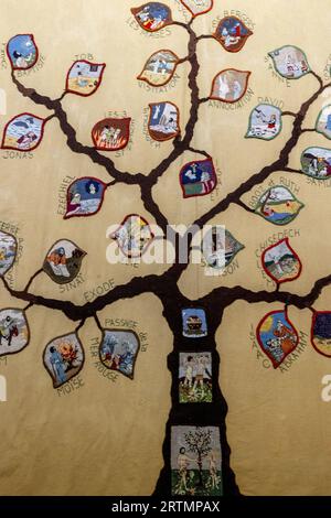 Biblische Stickereien in der benediktinerkirche Keur Moussa, Senegal. Stockfoto