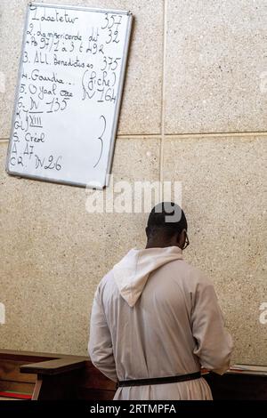 Morgengebet in der benediktinerabtei Keur Moussa, Senegal. Stockfoto