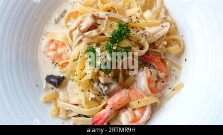 Krabben-Fettuccine mit Petersilie. Stockfoto