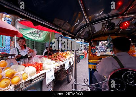 Tuk Tuk und Street Food auf der Silom Road. Bangkok. Thailand. Stockfoto