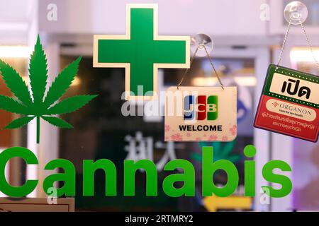 Eine Detailansicht des Cannabis-Outlets von Patpong Pharma. Bangkoks berüchtigtes Rotlichtunterhaltungsviertel, Patpong. Bangkok. Thailand. Stockfoto