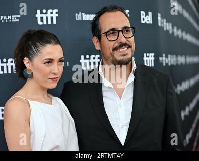 Toronto, Kanada. September 2023. Regisseur Alejandro Lozano (R) und Gast kommen am Mittwoch, den 13. September 2023, zur Premiere von „El Sabor de la Navidad“ im Royal Alexandra Theatre während des Toronto International Film Festival in Toronto, Kanada. Foto von Chris Chew/UPI Credit: UPI/Alamy Live News Stockfoto