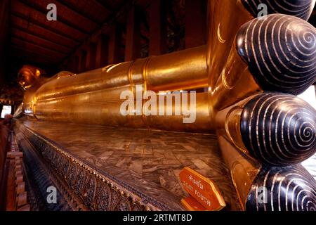 Wat Pho Tempel. Große goldene Buddha-Statue (Phra Buddhasaiyas). Bangkok. Thailand. Stockfoto