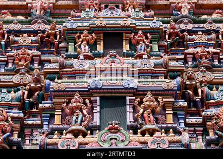 Sri Maha Mariamman Tempel an der Silom Road. Gopuram mit hinduistischen Gottheiten. Bangkok. Thailand. Stockfoto