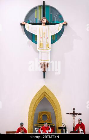 Bai Dau Kirche. Katholische Messe. Eucharistiefeier in der Karwoche. Vung Tau. Vietnam. Stockfoto