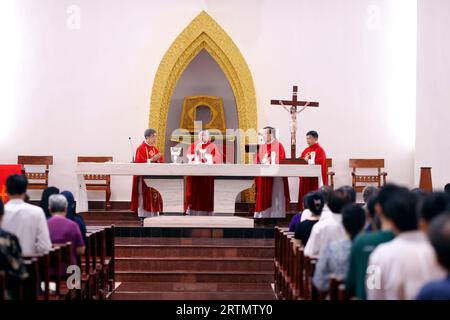 Bai Dau Kirche. Katholische Messe. Eucharistiefeier in der Karwoche. Vung Tau. Vietnam. Stockfoto