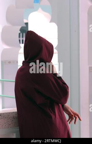 Die Silhouette des muslimischen Mannes in der Moschee. Stockfoto