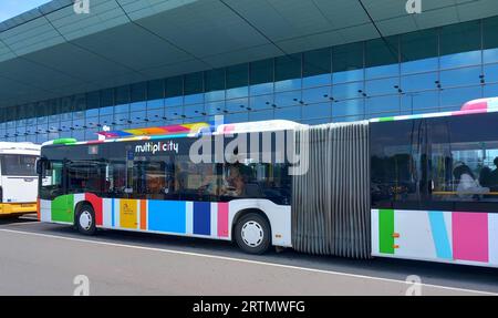 Öffentliche Busse vor dem Flughafen Luxemburg Stockfoto