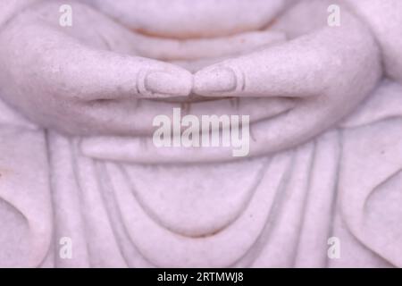 Buddhistischer Tempel. Marmor-Buddha-Statue im Garten. Nahaufnahme an den Händen. Meditation. Vung Tau. Vietnam. Stockfoto