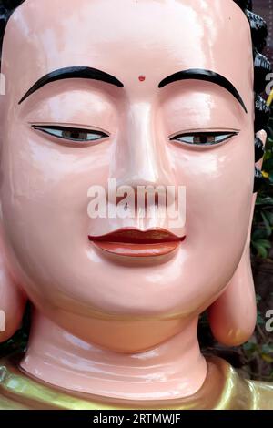 Buddha-Statue im buddhistischen Tempel. Nahaufnahme auf dem Gesicht. Vung Tau. Vietnam. Stockfoto