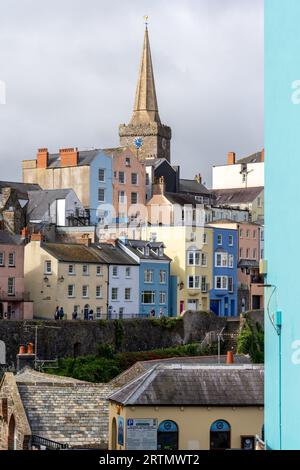 Der Turm der St. Mary's Church erhebt sich über den Häusern in Tenby, Pembrokeshire, West Wales Stockfoto