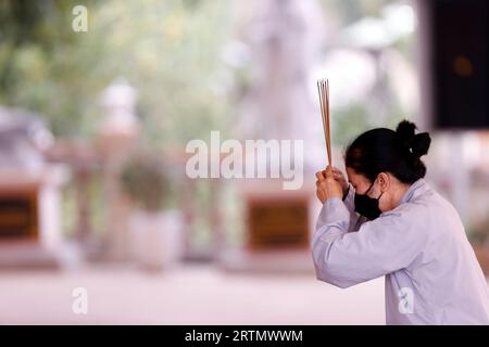 Tinh, Dieser Quan Am Pagoda. Buddhistische Frau, die den Buddha betet. Dalat. Vietnam. Stockfoto