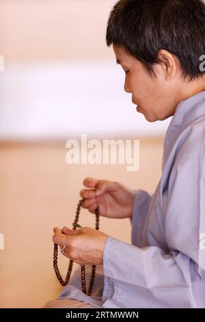 Tinh, Dieser Quan Am Pagoda. Buddhistische Frau, die den Buddha betet. Dalat. Vietnam. Stockfoto