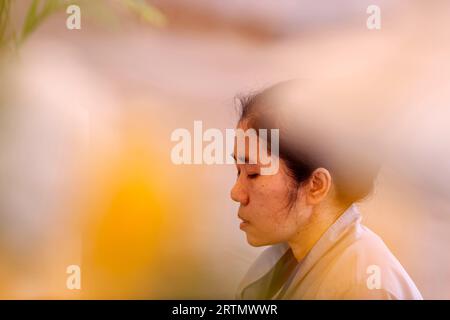 Tinh, Dieser Quan Am Pagoda. Buddhistische Frau, die den Buddha betet. Dalat. Vietnam. Stockfoto