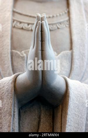 Tinh, Dieser Quan Am Pagoda. Bodhisattva Avalokiteshvara. Guanyin-Statue (Quan Am). Die Göttin der Barmherzigkeit und des Mitgefühls. Marmorstatue. Nahaufnahme auf ha Stockfoto