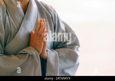 Tinh, Dieser Quan Am Pagoda. Buddhistische Frau, die den Buddha betet. Dalat. Vietnam. Stockfoto