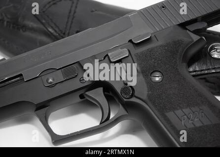 Produktbilder der Sig sauer P226 Pistole im Kaliber 9 mm Stockfoto