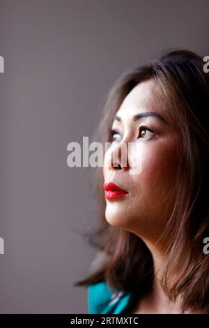 Nahporträt einer traurigen asiatischen Frau. Porto. Portugal. Stockfoto