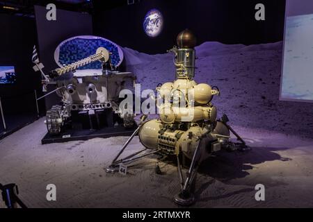 PRAG, TSCHECHIEN - 10. JULI 2020: Lunokhod mondrover und Luna 16 auf der Cosmos Discovery Space Exhibition in Prag, Tschechische Republik Stockfoto