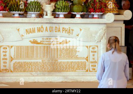 Tinh, Dieser Quan Am Pagoda. Buddhistische Frau, die den Buddha betet. Dalat. Vietnam. Stockfoto