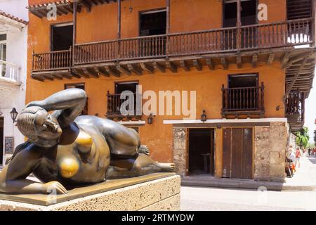 La Gorda Gertrudislies – Bronzestatue von Fernando Botero auf der Plaza Santo Domingo in Cartagena, Kolumbien. Stockfoto