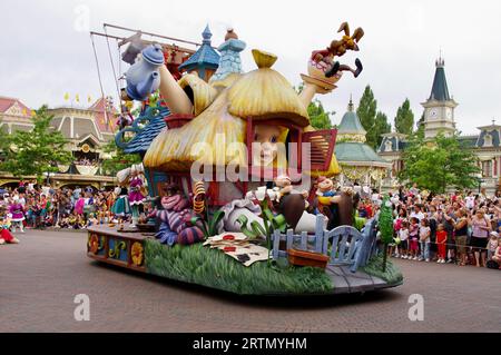 Alice im Wunderland Float auf einer Disneyland Paris Character Parade. Paris, Frankreich. Stockfoto