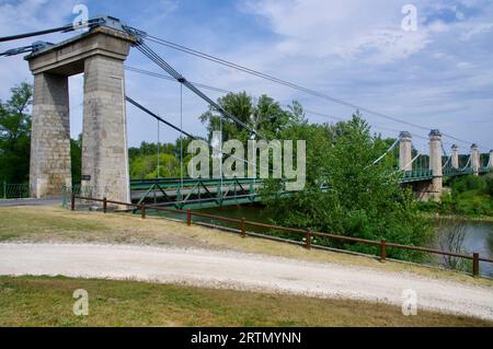 Die Pont de Châtillon-sur-Loire über der Loire. Châtillon-sur-Loire, Frankreich. Stockfoto