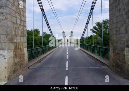 Die Pont de Châtillon-sur-Loire über der Loire. Châtillon-sur-Loire, Frankreich. Stockfoto