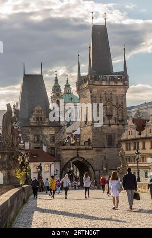 PRAG, TSCHECHIEN - 27. APRIL 2020: Menschen auf der Karlsbrücke in Prag, Tschechien Stockfoto