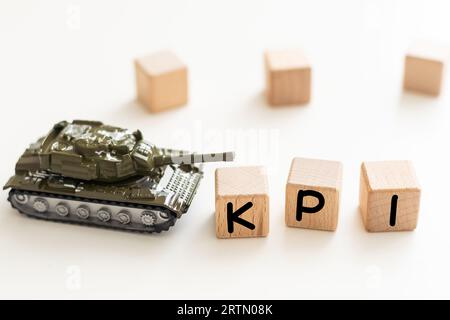 Mit kpi auf gelbem Hintergrund ausgekleidet. Militärpanzer. Kriegsaktivitäten. Konflikt zwischen Russland und der Ukraine. Protest gegen flachen Kopierraum Stockfoto