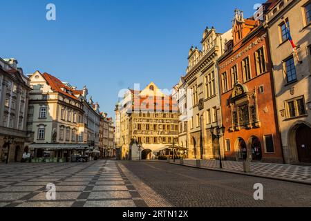 PRAG, TSCHECHIEN - 16. MAI 2020: Blick auf den Altstädter Platz in Prag, Tschechische Republik Stockfoto